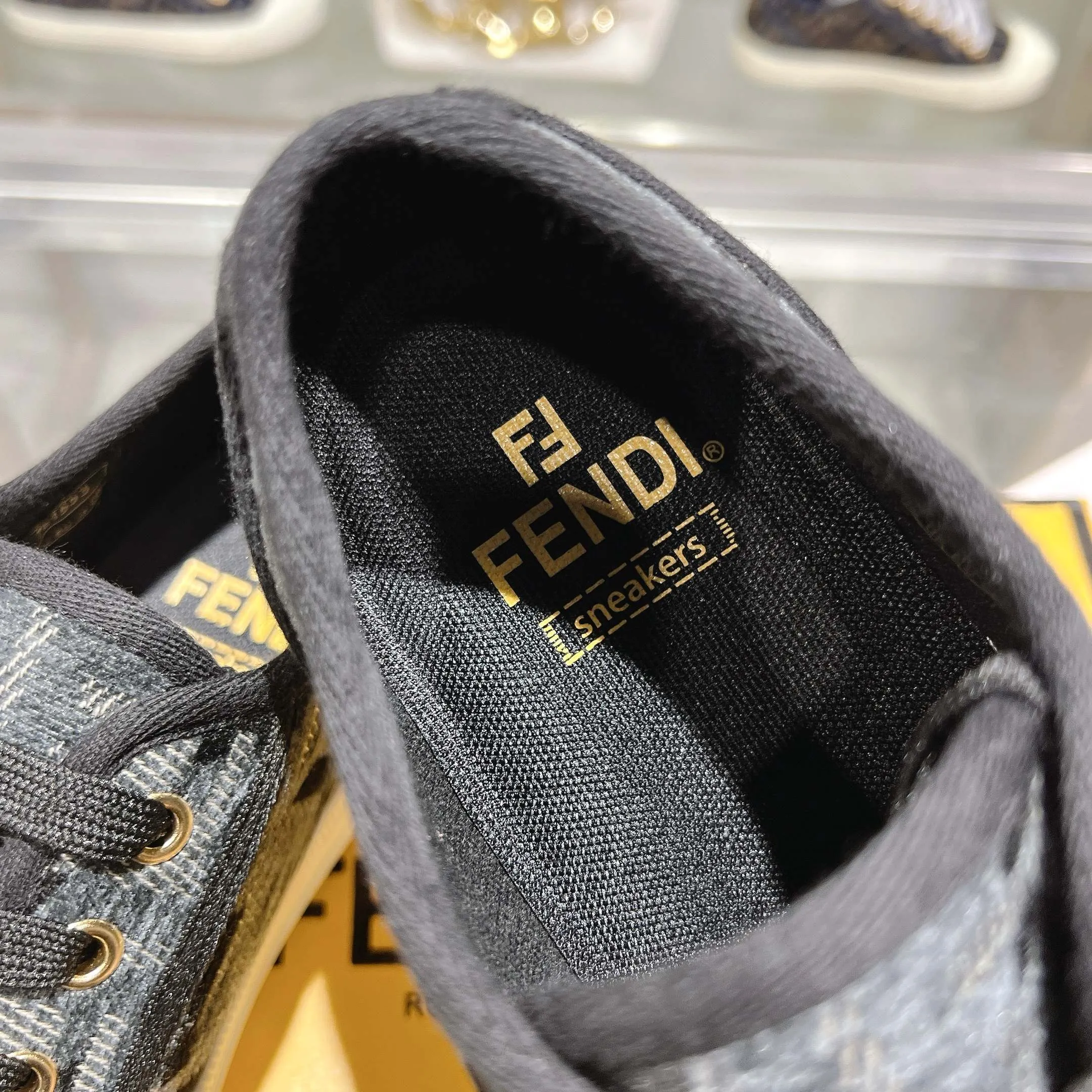 Couple style 💰460❤️Fendi Fendi's latest couple canvas shoes ❑ Fabric: Original customized imported jacquard canvas material ❑ Inner lining: Imported canvas material ❑ Sole: Original molded non-slip TPU outsole ❑ Bottom thickness: 2.5cm ❑ Size: Women's 35-40/Men's 39-45